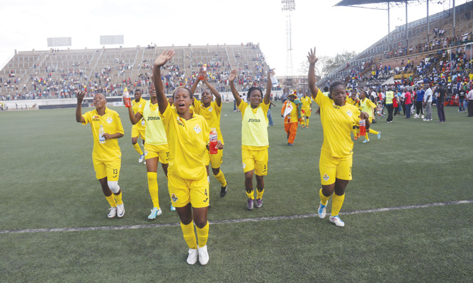 Guerreiras Poderosas do Zimbábue comemoram feito inédito no estádio em Harare (Crédito: divulgação)
