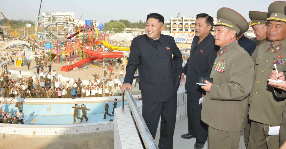 23nov2013---nesta-foto-de-18-de-novembro-o-ditador-norte-coreano-kim-jong-un-a-frente-inspeciona-a-construcao-do-complexo-de-natacao-de-munsu-1385251246620_956x500