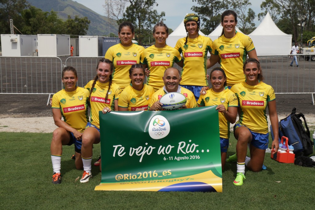 05/03/16 - Ministro do Esporte, George Hilton, com a Seleção Brasileira Feminina de Rúgbi . Foto: Francisco Medeiros