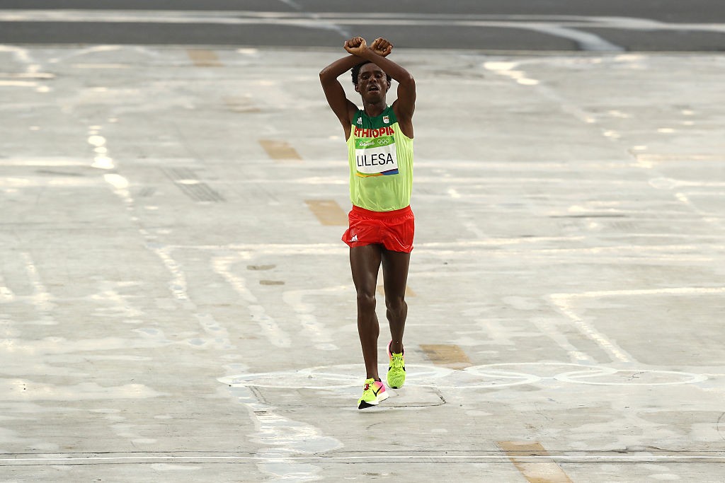 RIO DE JANEIRO, BRAZIL - AUGUST 21: Feyisa Lilesa of Ethiopia celebrates as he crosses the line to win silver during the Men's Marathon on Day 16 of the Rio 2016 Olympic Games at Sambodromo on August 21, 2016 in Rio de Janeiro, Brazil. (Photo by Buda Mendes/Getty Images)